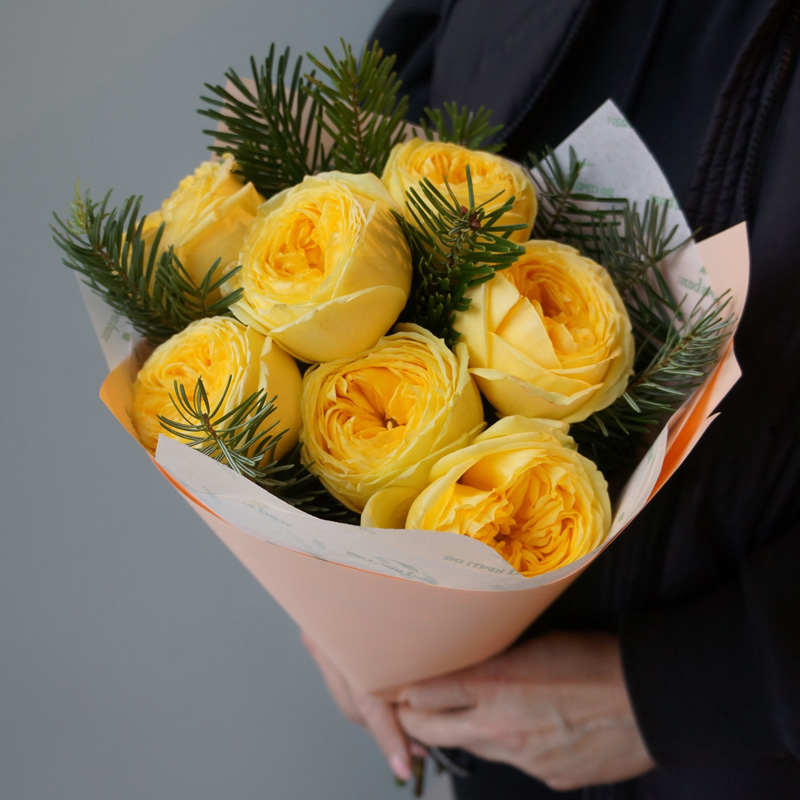 букет из желтых пионовидных роз, украшенный сосновыми ветками