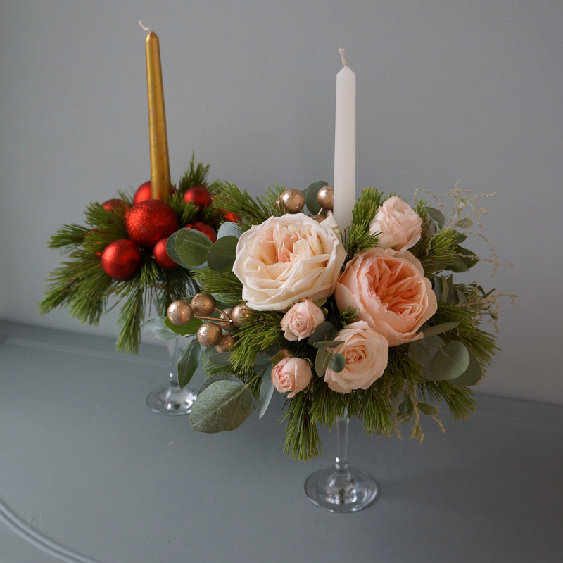 новогоднее украшение из сосны, свечей и новогодних игрушек, хвойное украшение с цветками роз