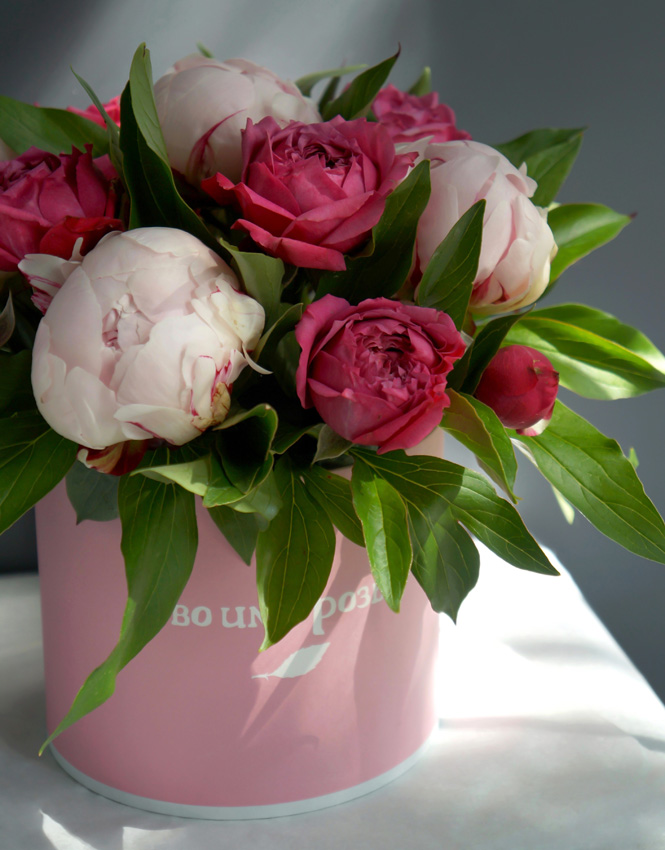 цветы в коробке, красные и нежно-розовые пионовидные розы, букет роз в коробке