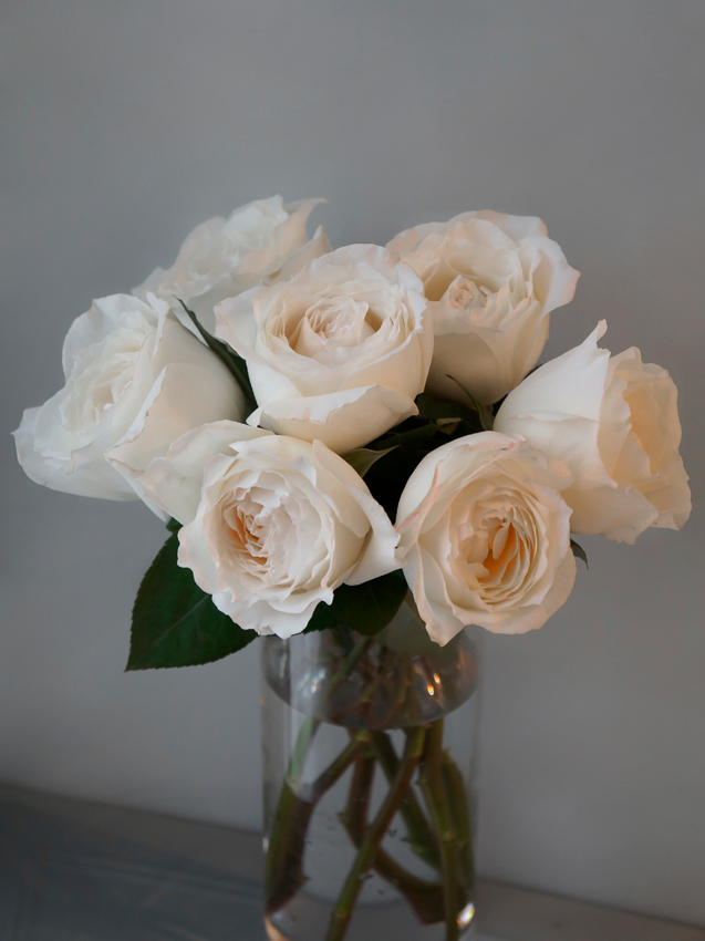 нежный букет белых роз в прозрачной вазе