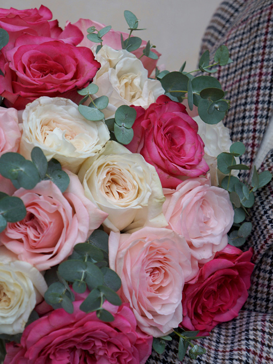 зимний букет из розовых белых роз, как спасти от холода срезанные цветы