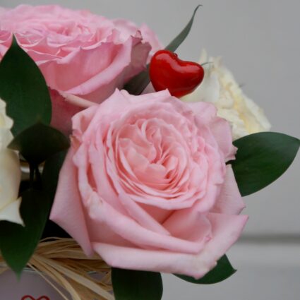 Романтичная композиция из 7 роз