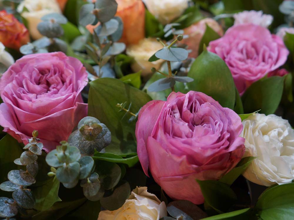 пионовидный и ароматные розы с эвкалиптом 