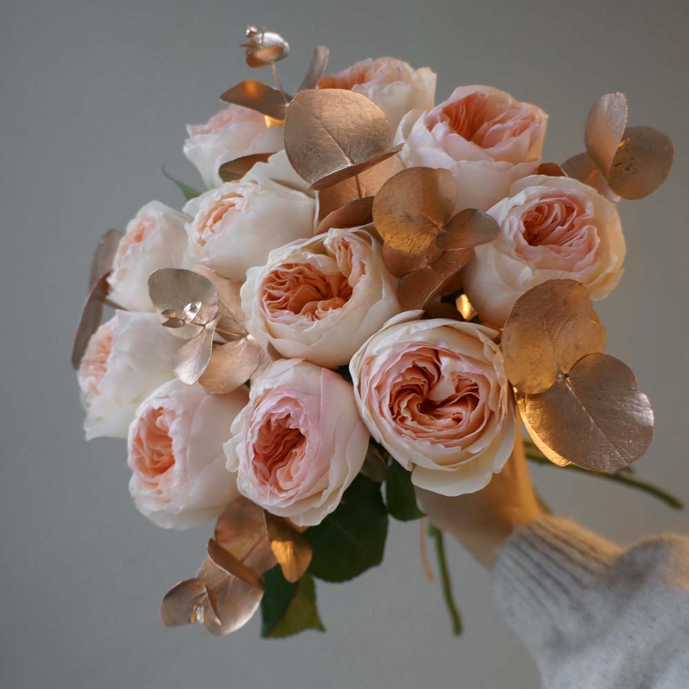 букет из персиковых роз, цвето года 2024 персиковый пух во флористике, стилизация персиковых букетов золоченым эвкалиптом 